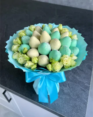 Букет з полуниці у шоколаді та квітами - CHOCOBOX