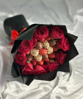 Букет з полуниці у шоколаді та квітами - CHOCOBOX