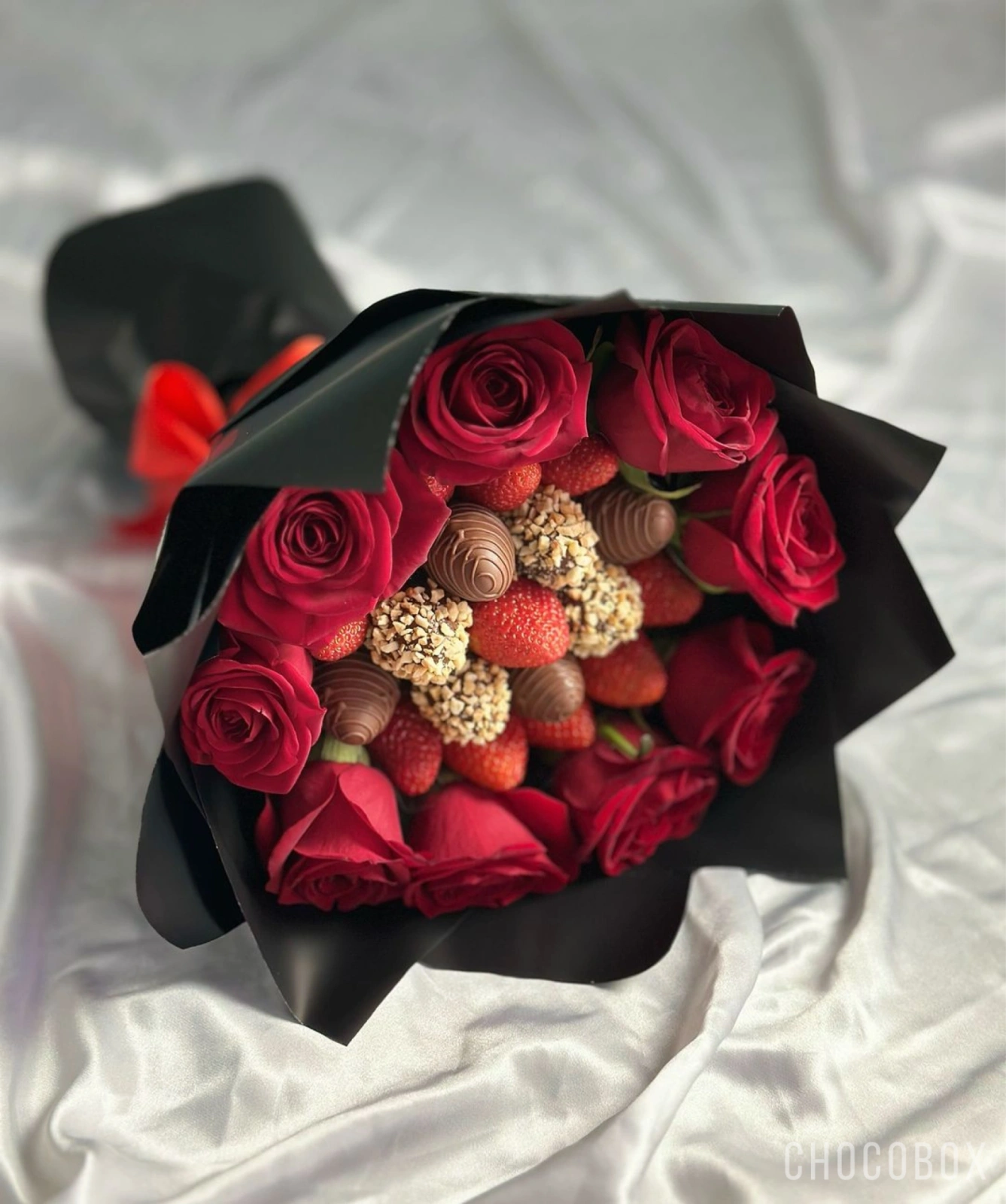 Букет из клубники в шоколаде и цветами - CHOCOBOX