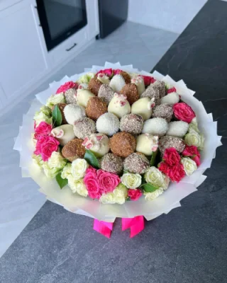 Букет з полуниці у шоколаді та квітами - CHOCOBOX