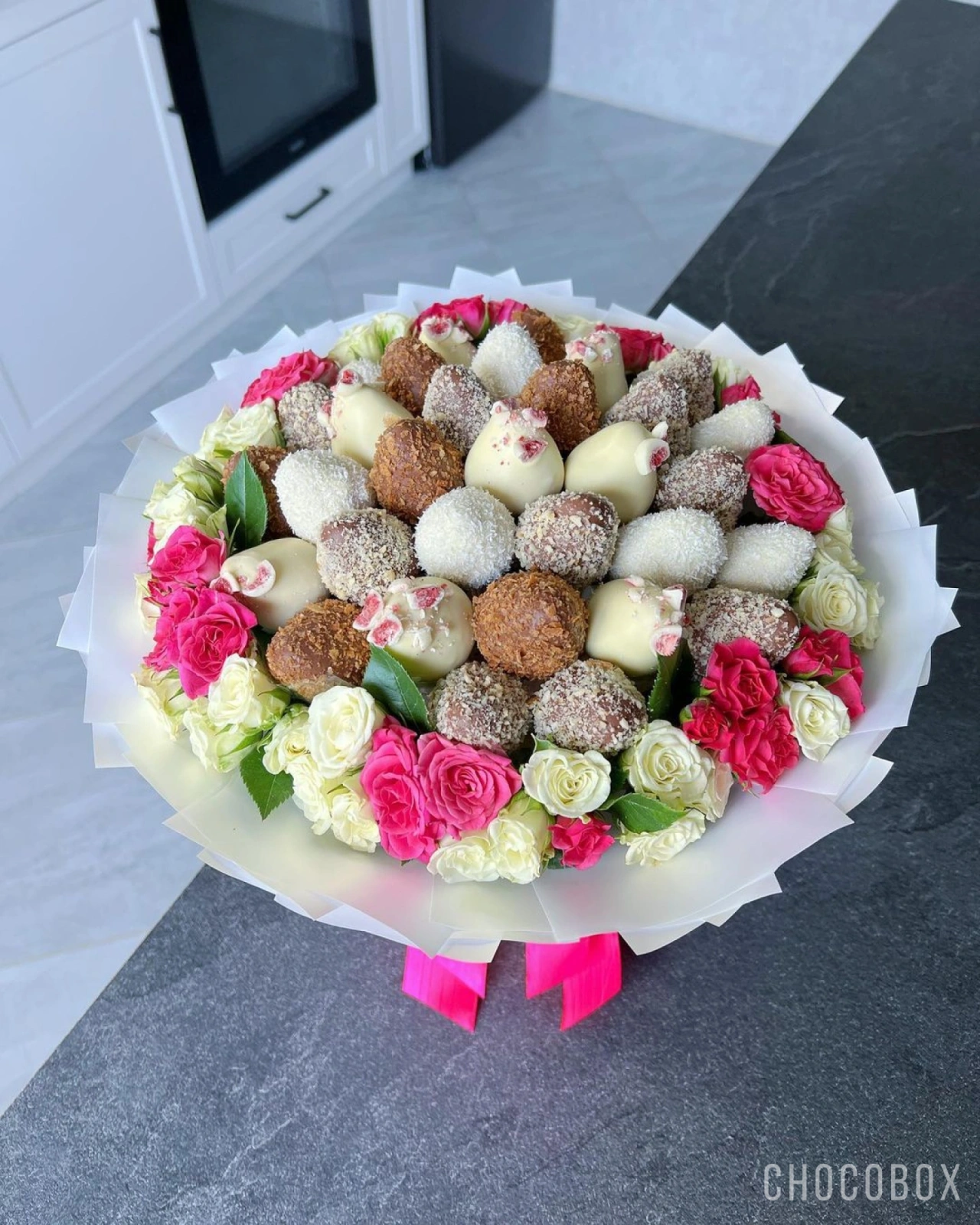 Букет из клубники в шоколаде и цветами - CHOCOBOX