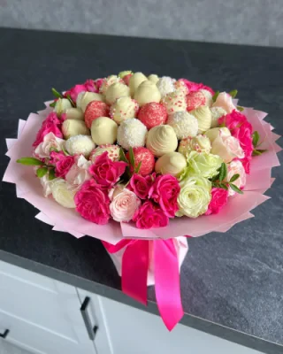 Букет з полуниці у шоколаді та квітами - CHOCOBOX