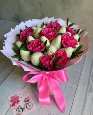 Букет з полуниці у шоколаді та квітами - CHOCOBOX