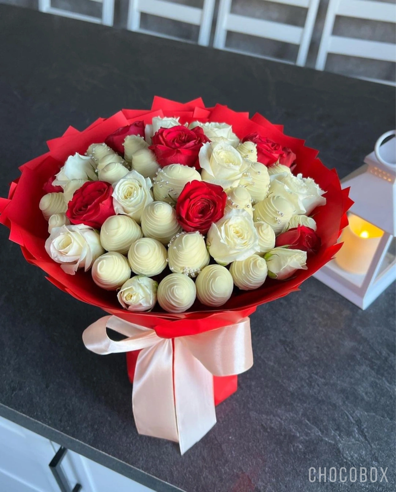 Букет из клубники в шоколаде и цветами - CHOCOBOX