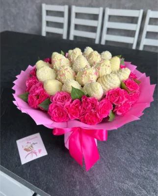 Букет з полуниці у шоколаді та квітами - CHOCOBOX