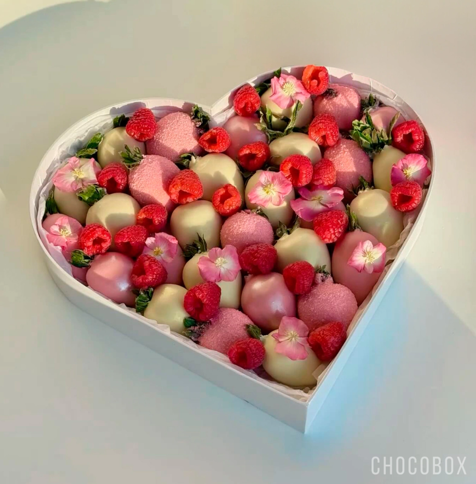 Бокс - сердце с клубникой в шоколаде - CHOCOBOX