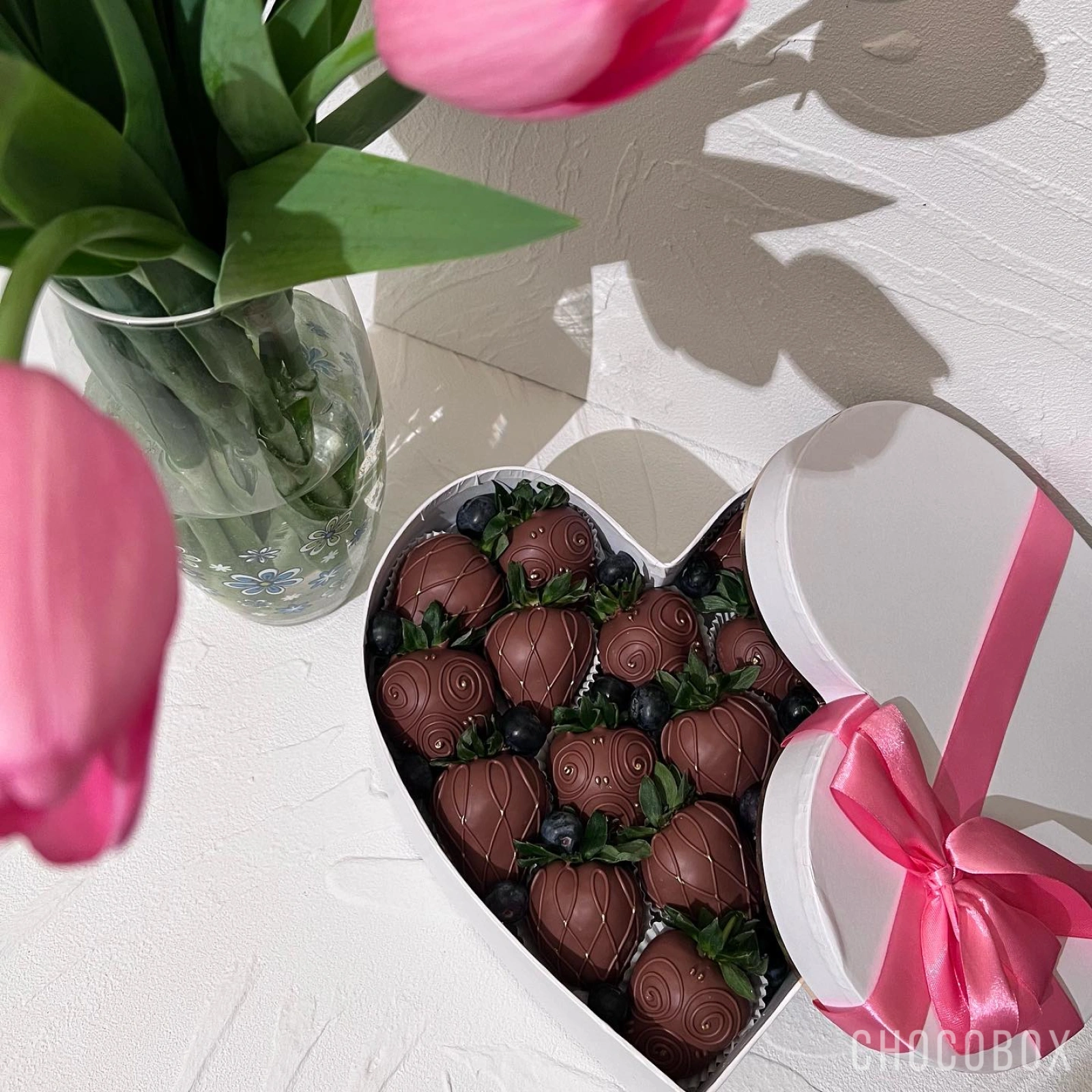 Бокс - сердце с клубникой в шоколаде - CHOCOBOX