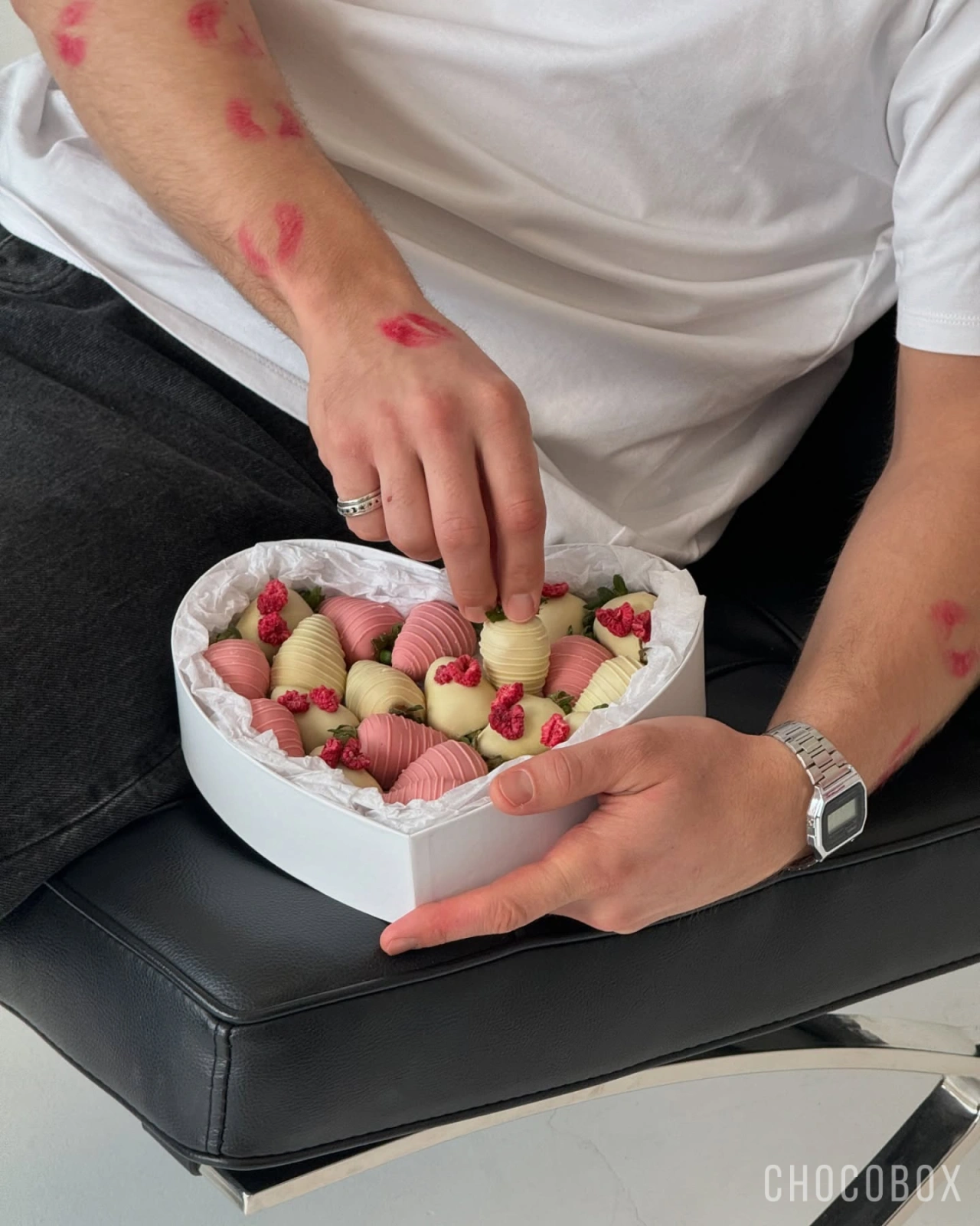 Бокс - сердце с клубникой в шоколаде - CHOCOBOX