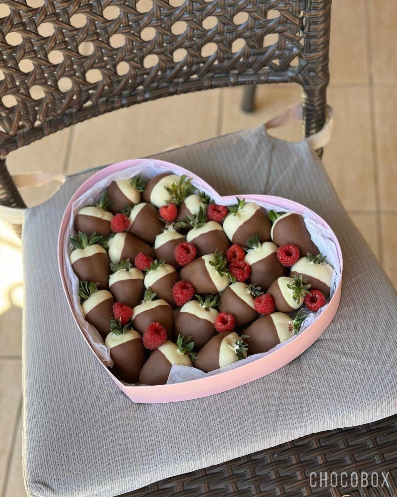 Бокс - сердце с клубникой в шоколаде - CHOCOBOX