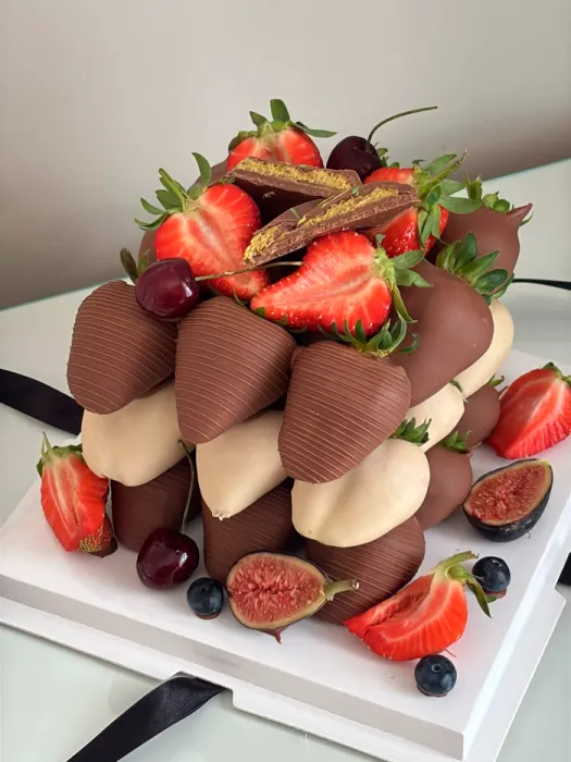 Бенто торт з полуниці в шоколаді - CHOCOBOX