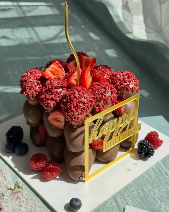 Бенто торт з полуниці в шоколаді - CHOCOBOX