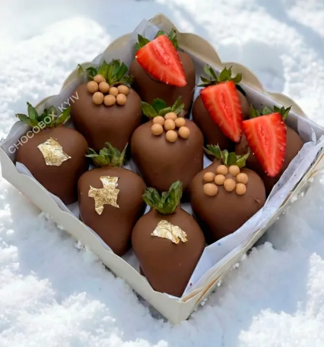 Новорічний бокс з полуницею в шоколаді - CHOCOBOX