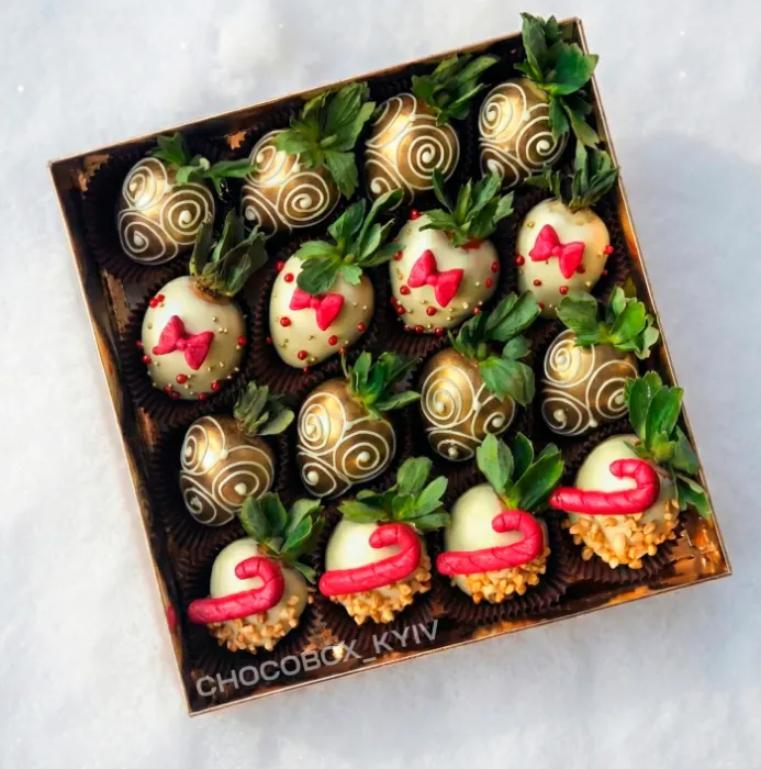 Новорічний бокс з полуницею в шоколаді - CHOCOBOX