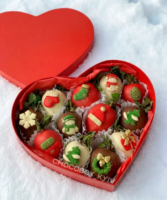 Новорічний бокс-серце з полуницею в шоколаді - CHOCOBOX