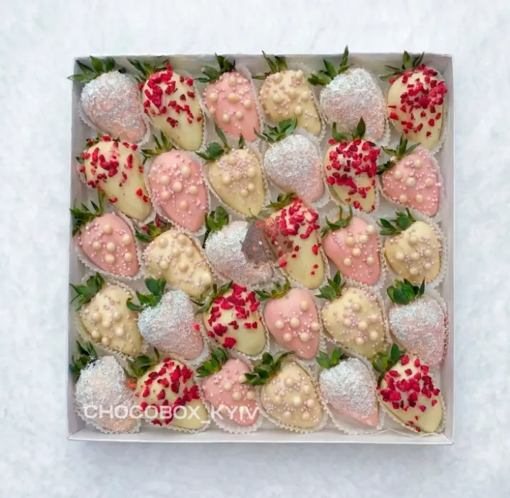 Новорічний бокс з полуницею в шоколаді - CHOCOBOX