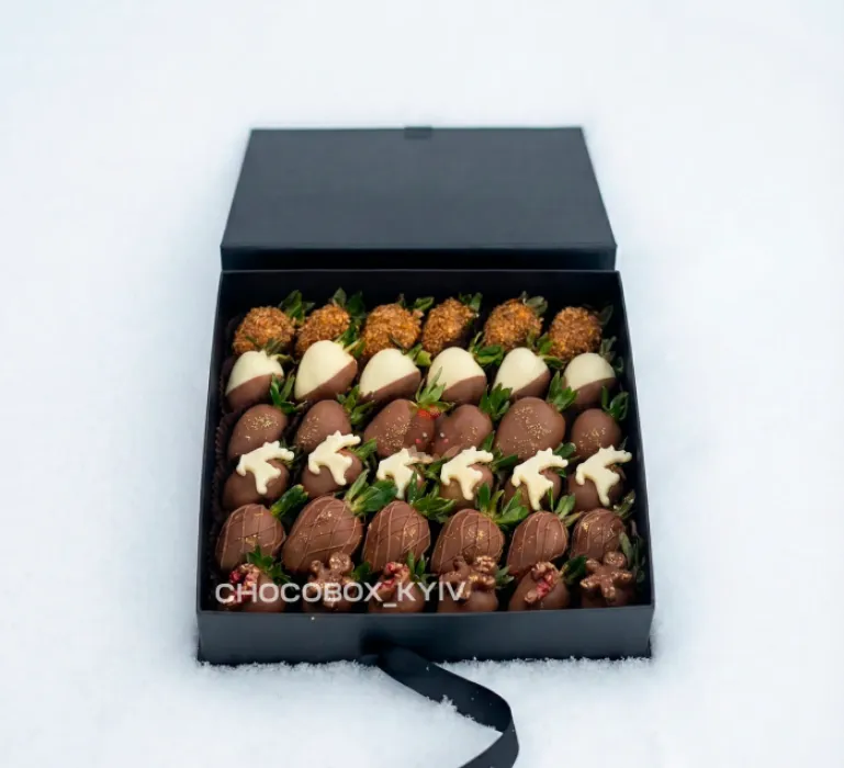 Новорічний бокс з полуницею в шоколаді - CHOCOBOX
