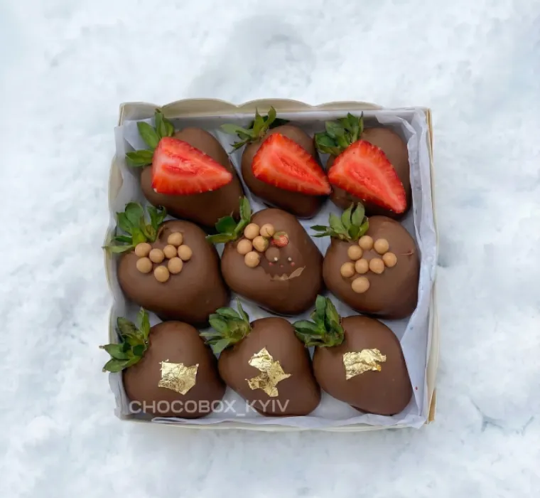 Новорічний бокс з полуницею в шоколаді - CHOCOBOX