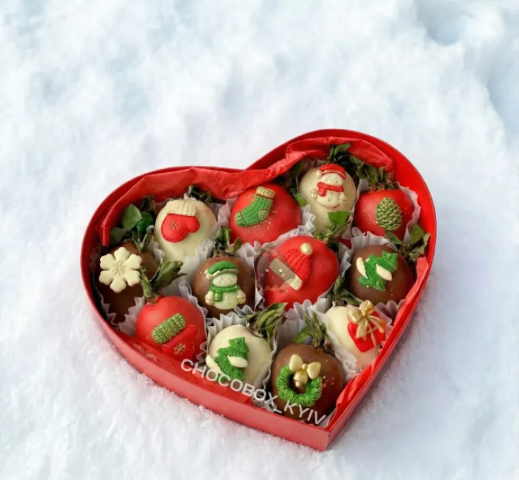 Новорічний бокс-серце з полуницею в шоколаді - CHOCOBOX