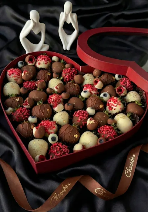 Бокс - серце з полуницею в шоколаді - CHOCOBOX