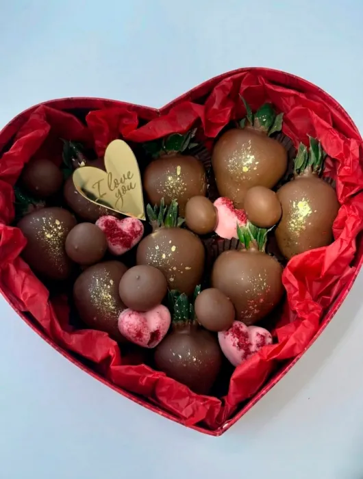 Бокс - серце з полуницею в шоколаді - CHOCOBOX