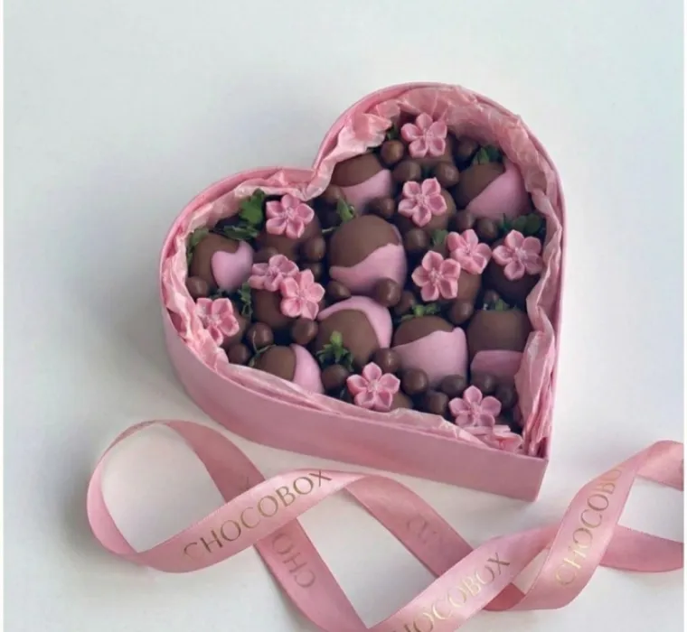Бокс - серце з полуницею в шоколаді - CHOCOBOX