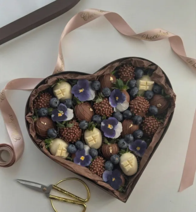 Бокс - серце з полуницею в шоколаді - CHOCOBOX