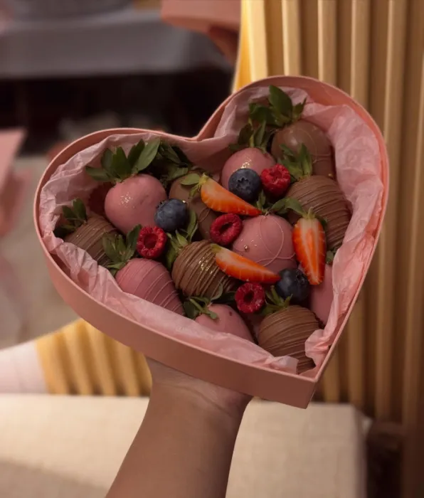 Бокс - серце з полуницею в шоколаді - CHOCOBOX