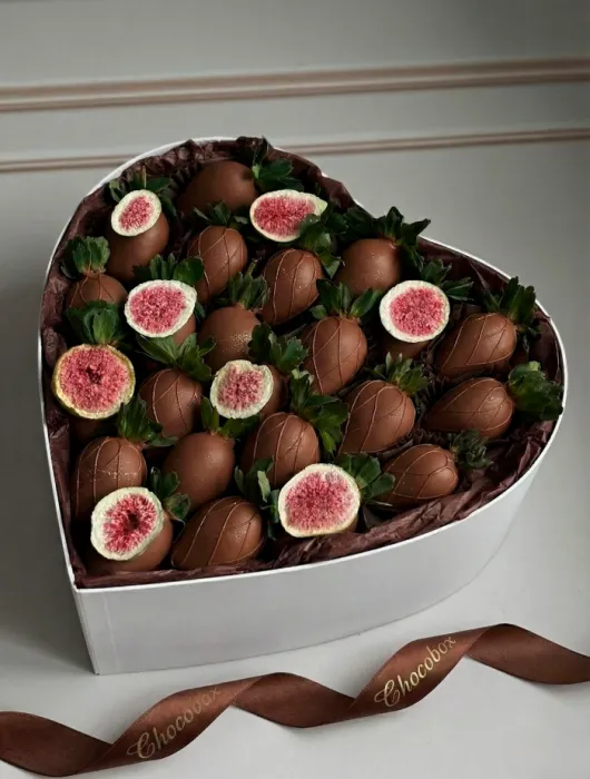 Бокс - серце з полуницею в шоколаді - CHOCOBOX