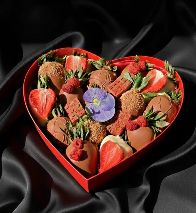 Бокс - серце з полуницею в шоколаді - CHOCOBOX