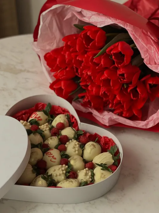 Бокс - серце з полуницею в шоколаді - CHOCOBOX