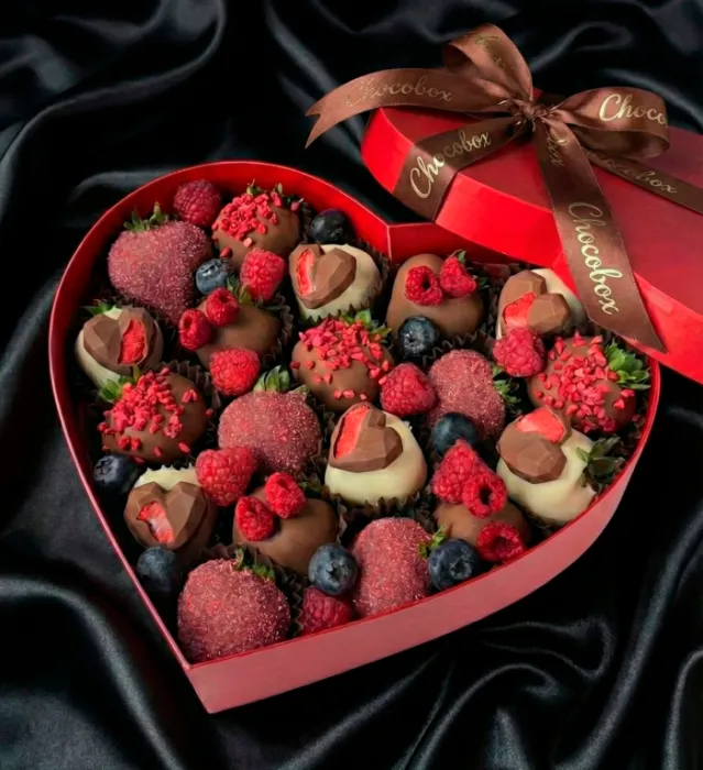 Бокс - серце з полуницею в шоколаді - CHOCOBOX