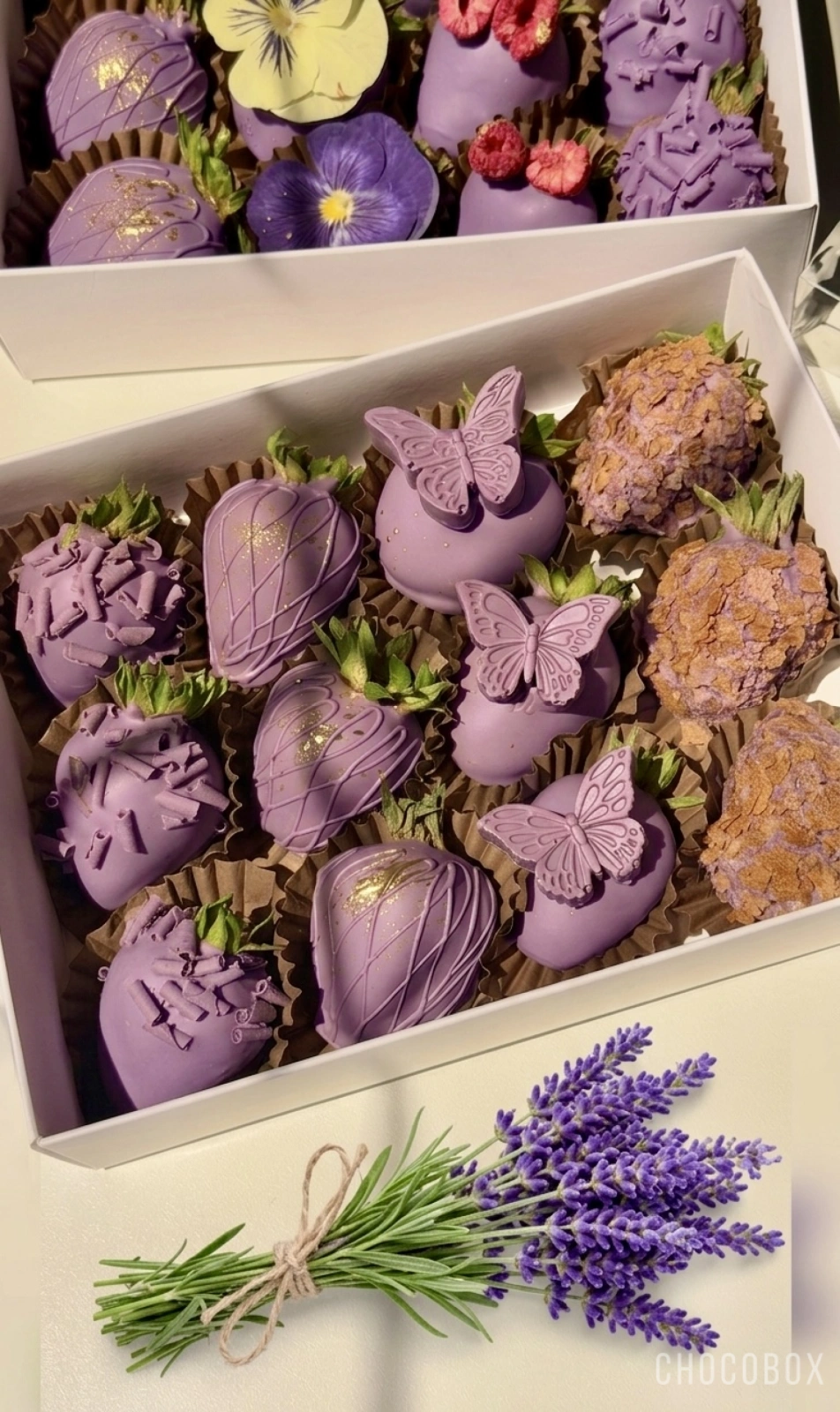 Бокс з полуниці в шоколаді та міні-букетик лаванди в подарунок - CHOCOBOX