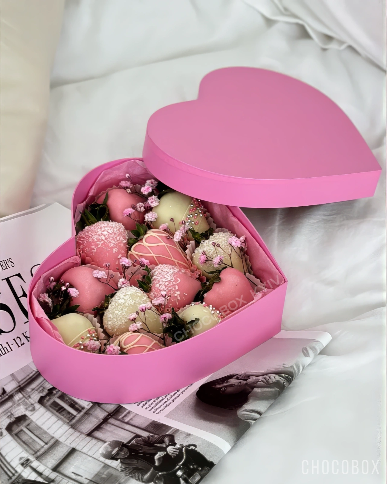 Бокс - сердце с клубникой в шоколаде и живыми цветами - CHOCOBOX