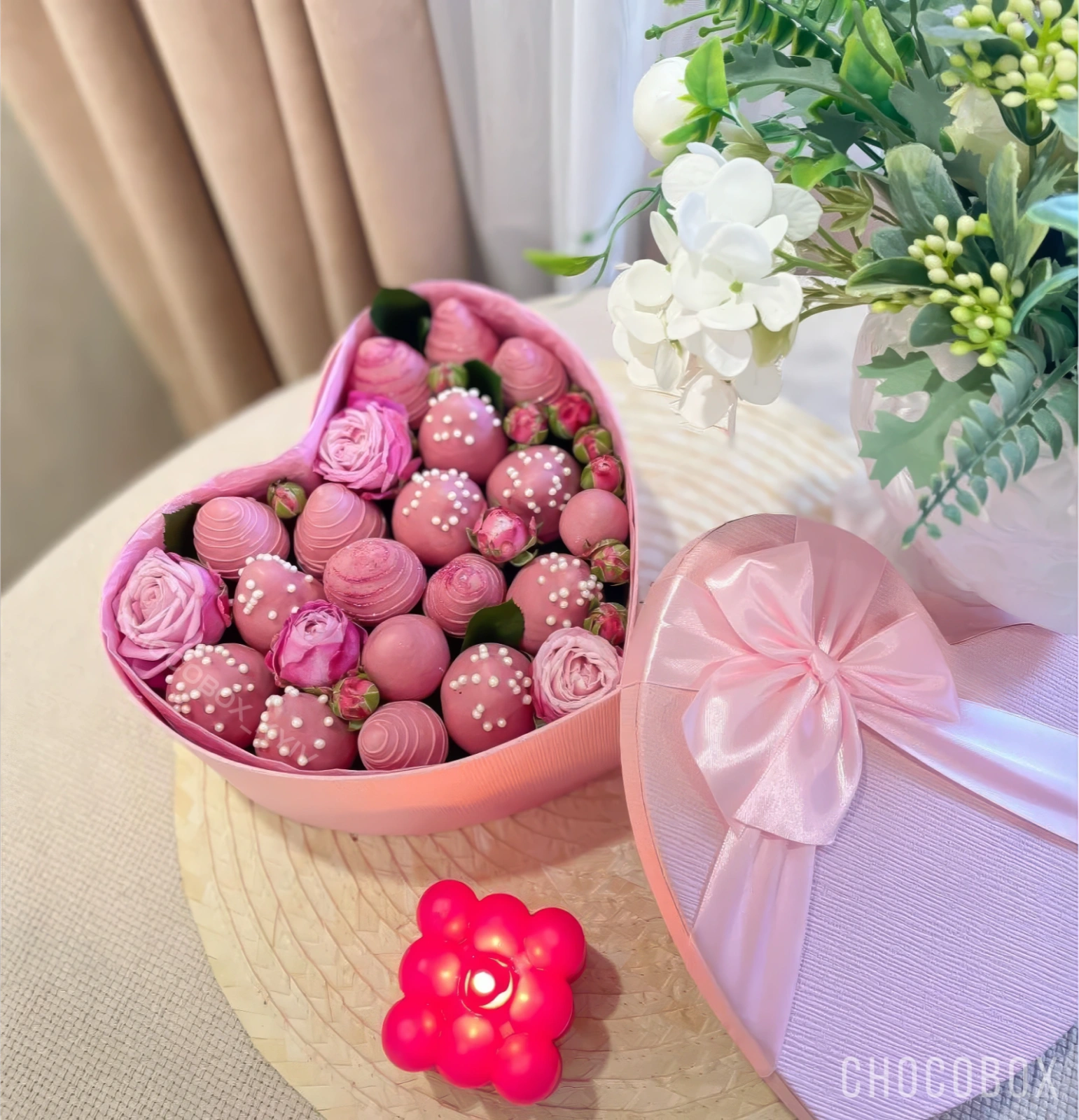 Бокс - сердце с клубникой в шоколаде и живыми цветами - CHOCOBOX