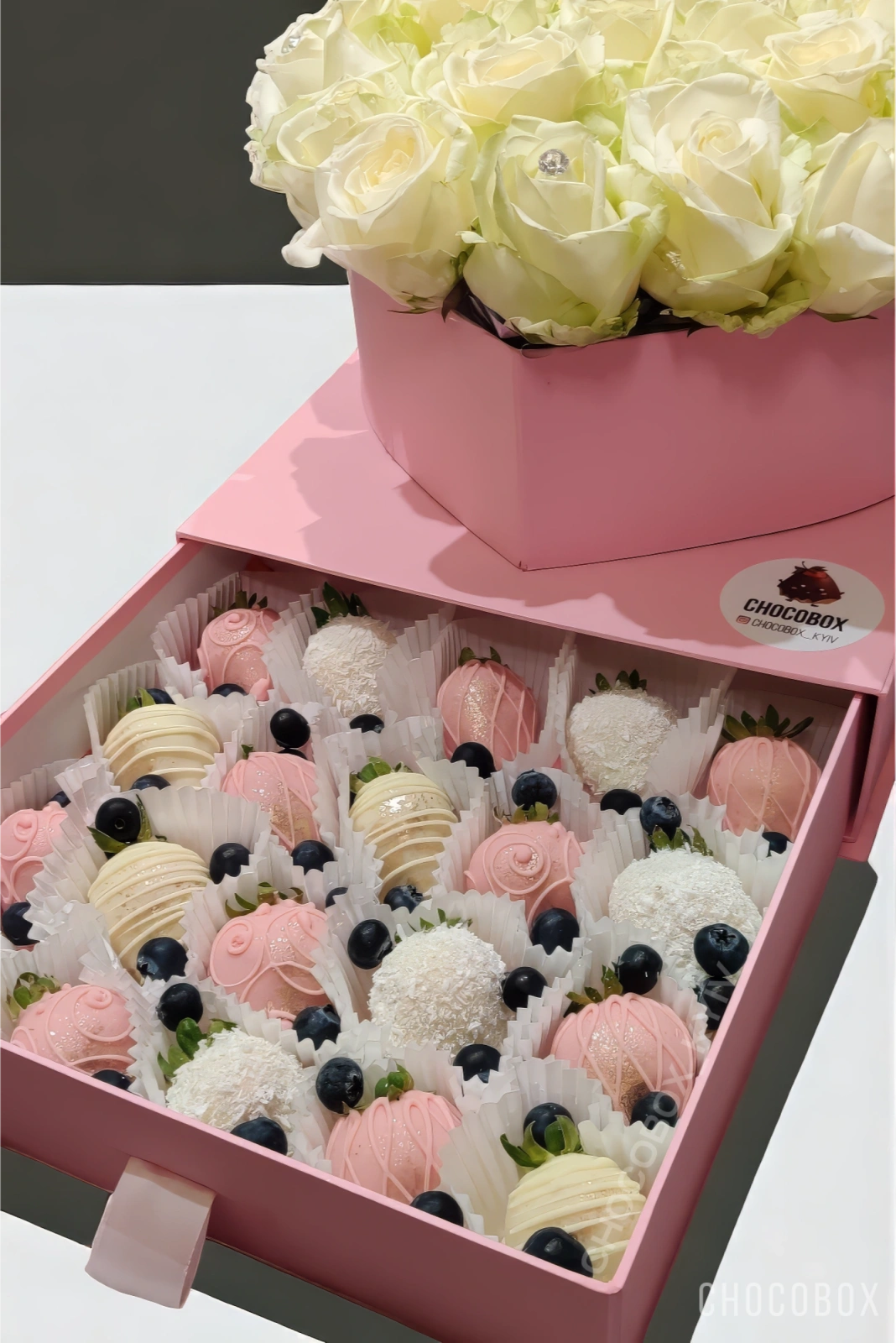 Бокс - сердце с клубникой в шоколаде и живыми цветами - CHOCOBOX