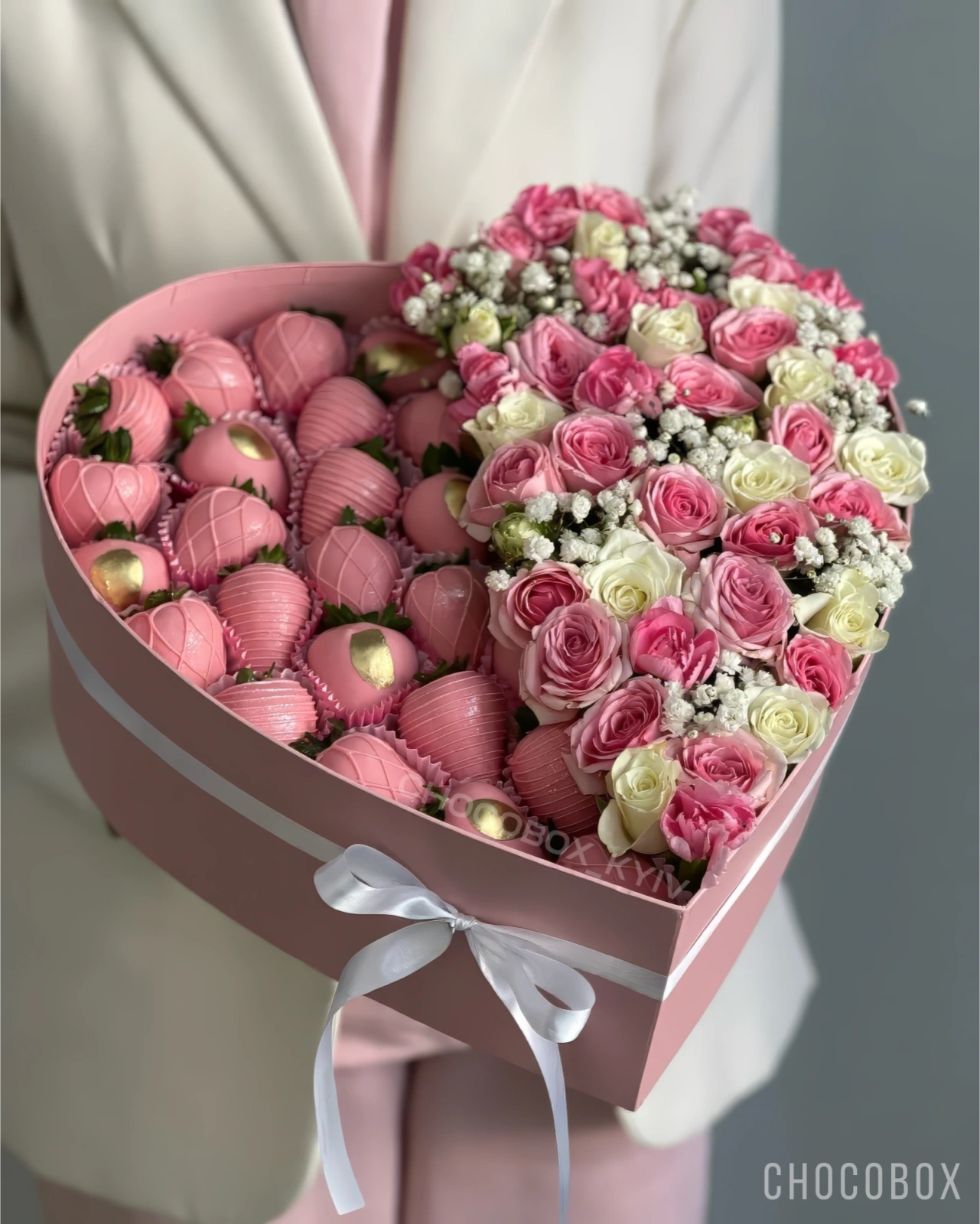 Бокс - сердце с клубникой в шоколаде и живыми цветами - CHOCOBOX