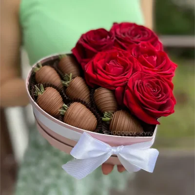 Бокс - серце з полуницею в шоколаді та живими квітами - CHOCOBOX