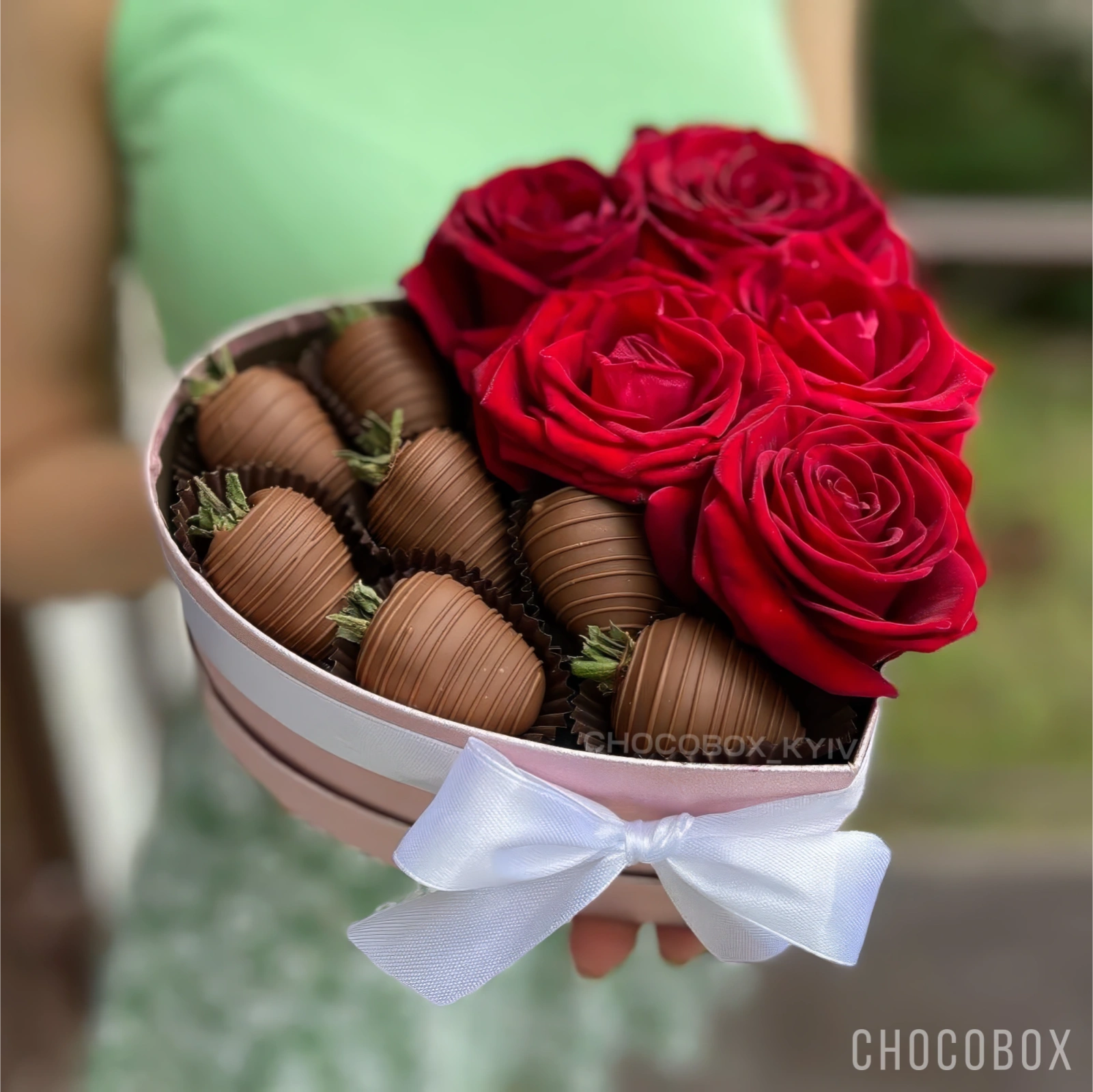 Бокс - сердце с клубникой в шоколаде и живыми цветами - CHOCOBOX