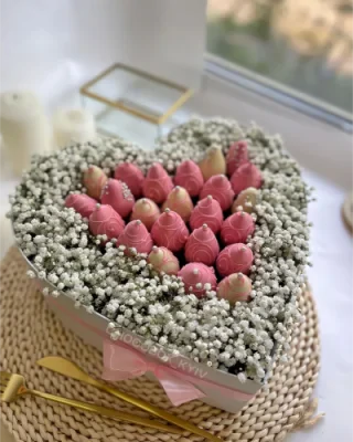 Бокс - серце з полуницею в шоколаді та живими квітами - CHOCOBOX