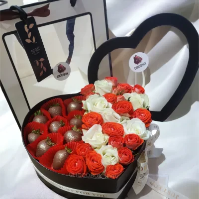 Бокс - серце з полуницею в шоколаді та живими квітами - CHOCOBOX