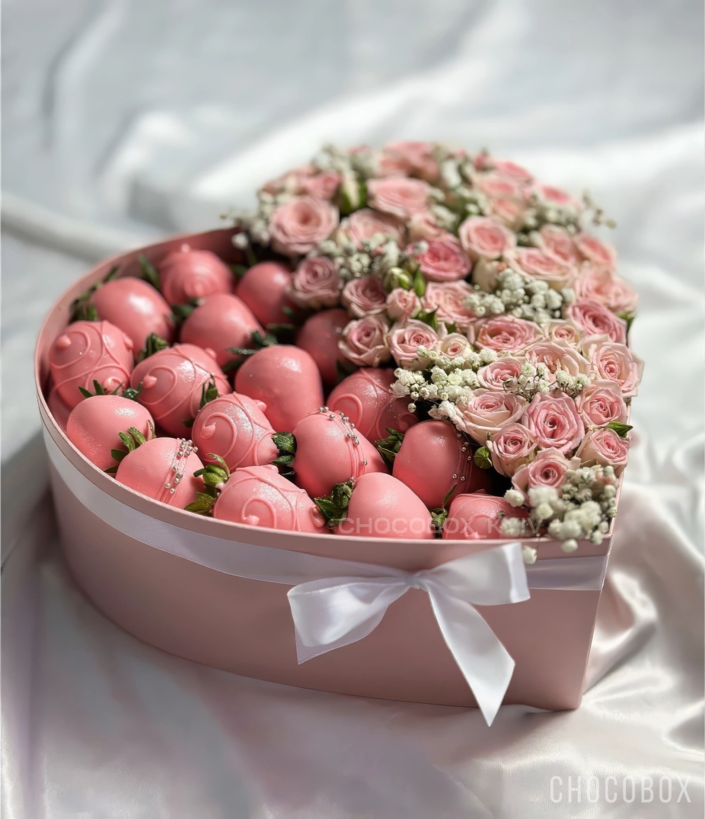 Бокс - сердце с клубникой в шоколаде и живыми цветами - CHOCOBOX