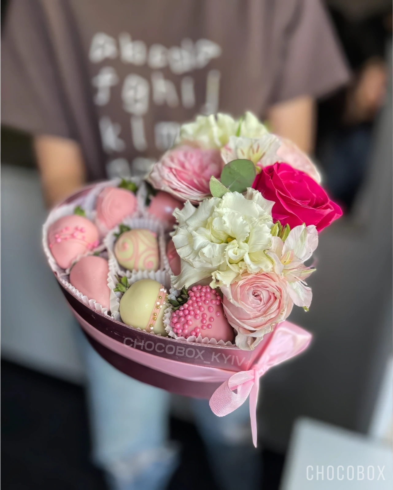 Бокс - сердце с клубникой в шоколаде и живыми цветами - CHOCOBOX