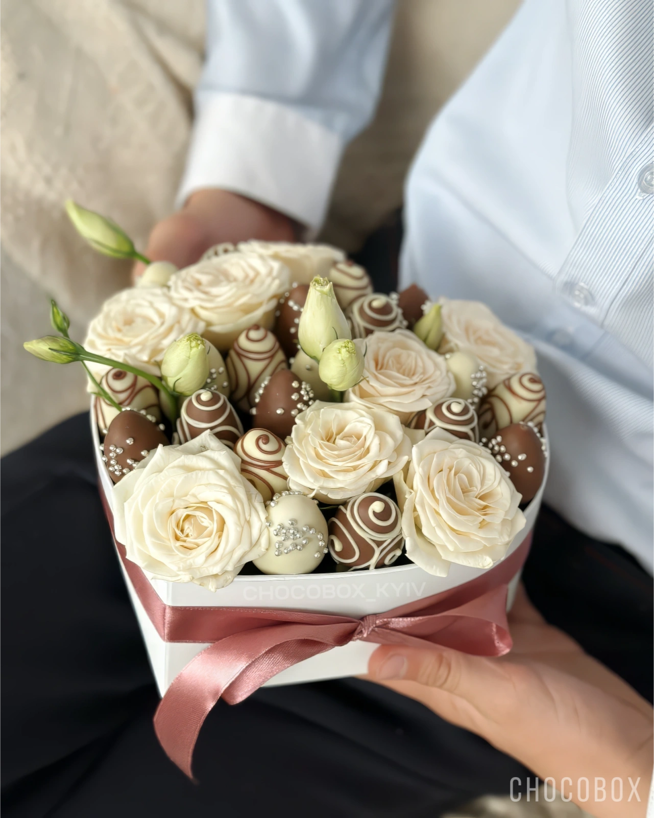 Бокс - сердце с клубникой в шоколаде и живыми цветами - CHOCOBOX