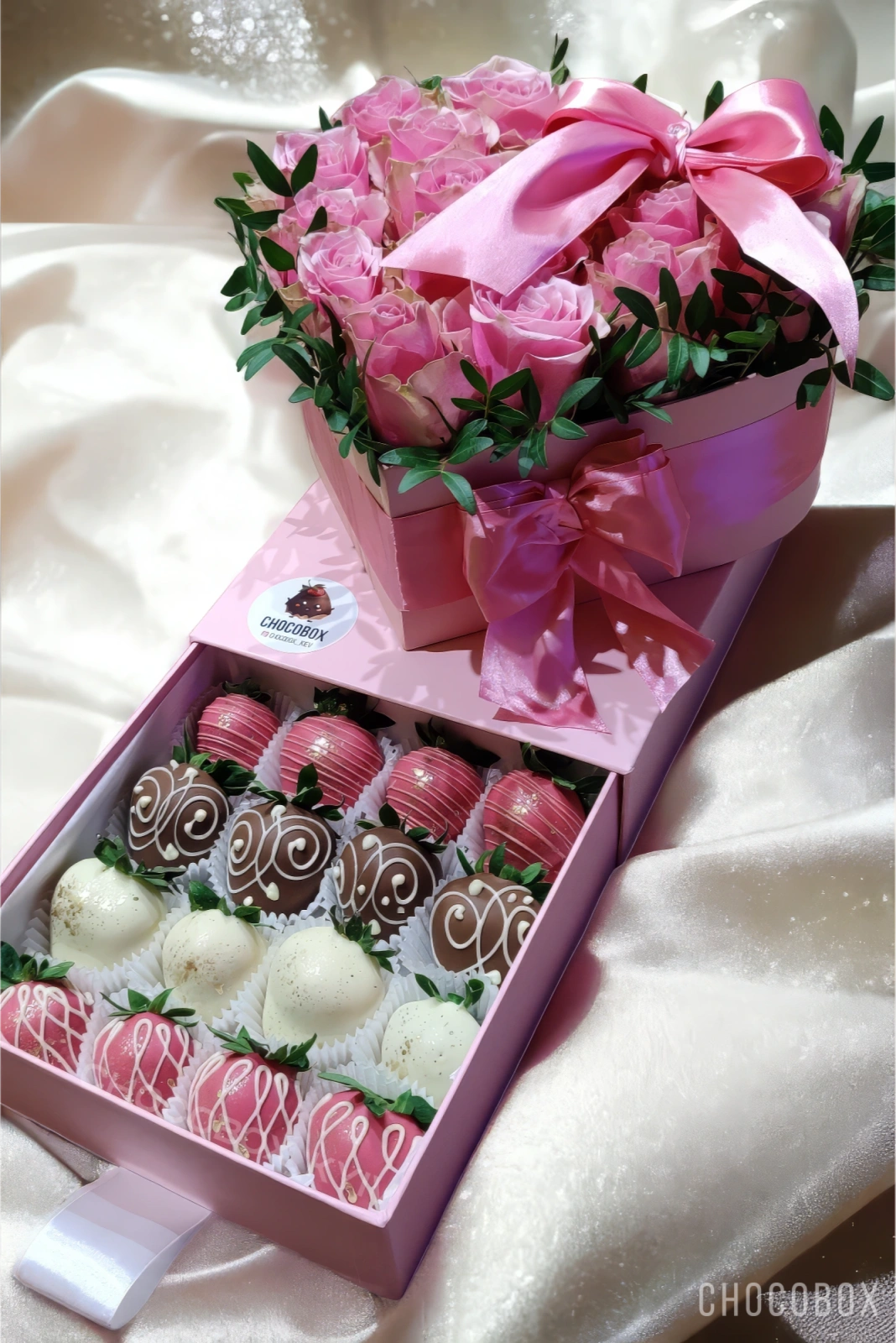 Бокс - сердце с клубникой в шоколаде и живыми цветами - CHOCOBOX