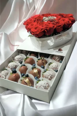 Бокс - серце з полуницею в шоколаді та живими квітами - CHOCOBOX