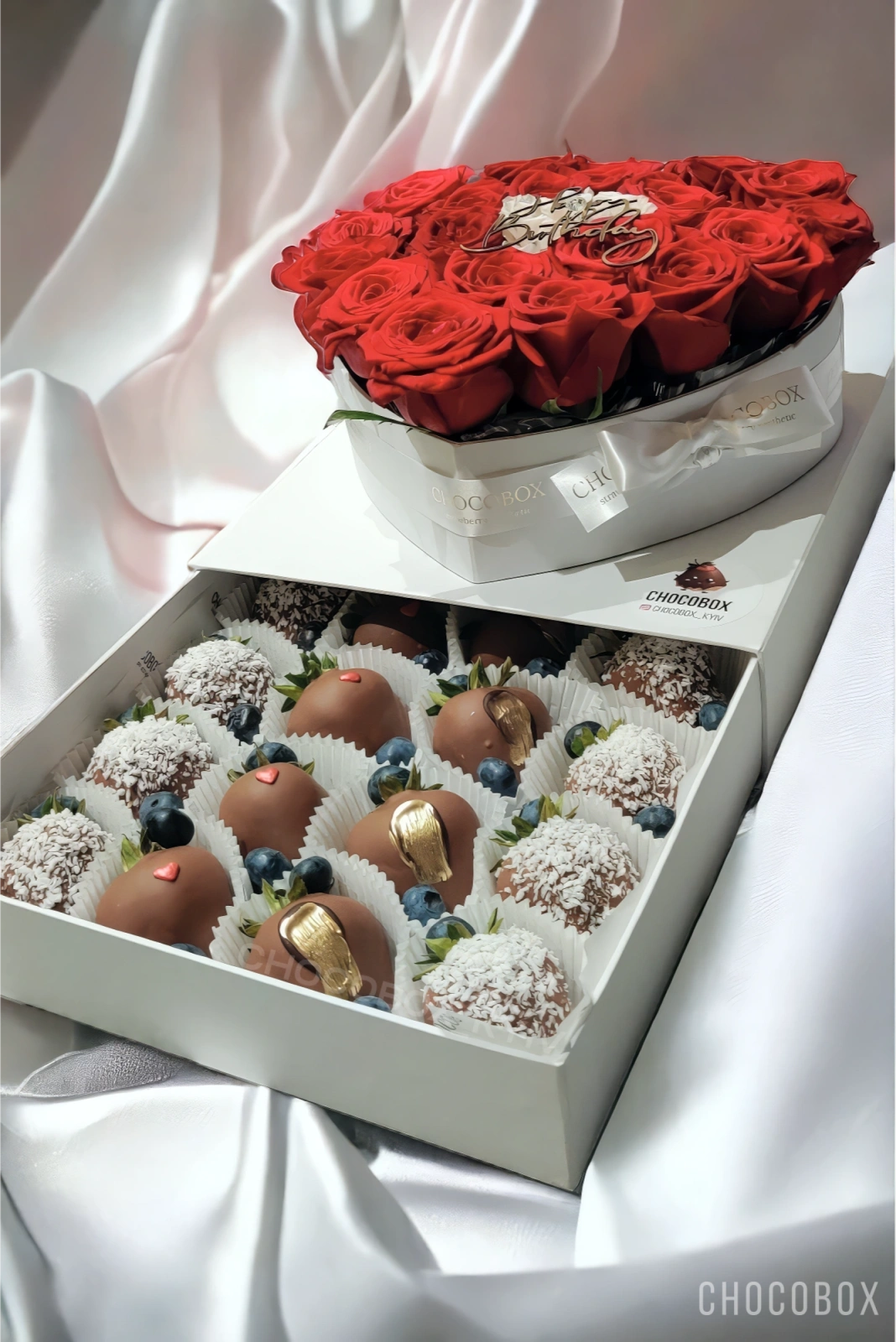Бокс - сердце с клубникой в шоколаде и живыми цветами - CHOCOBOX