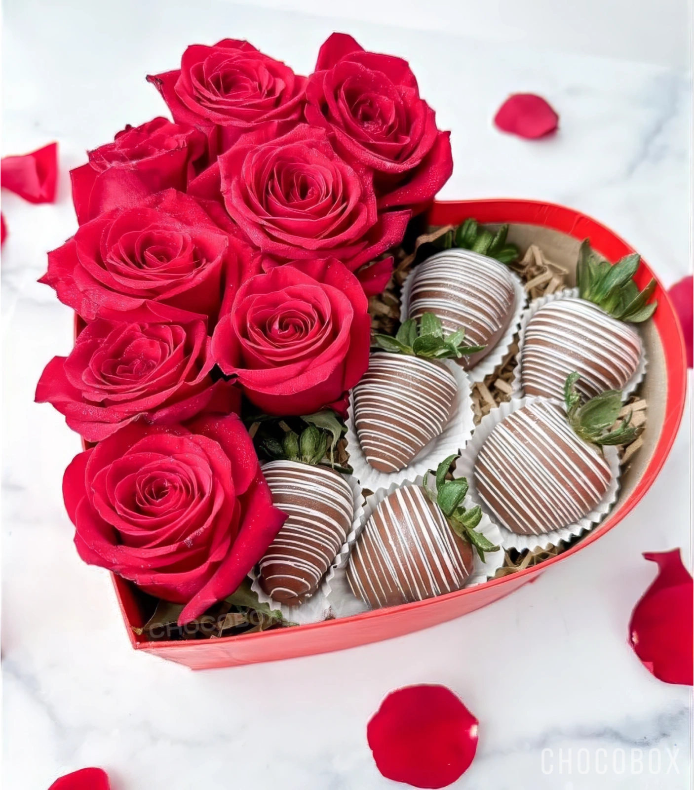 Бокс - сердце с клубникой в шоколаде и живыми цветами - CHOCOBOX