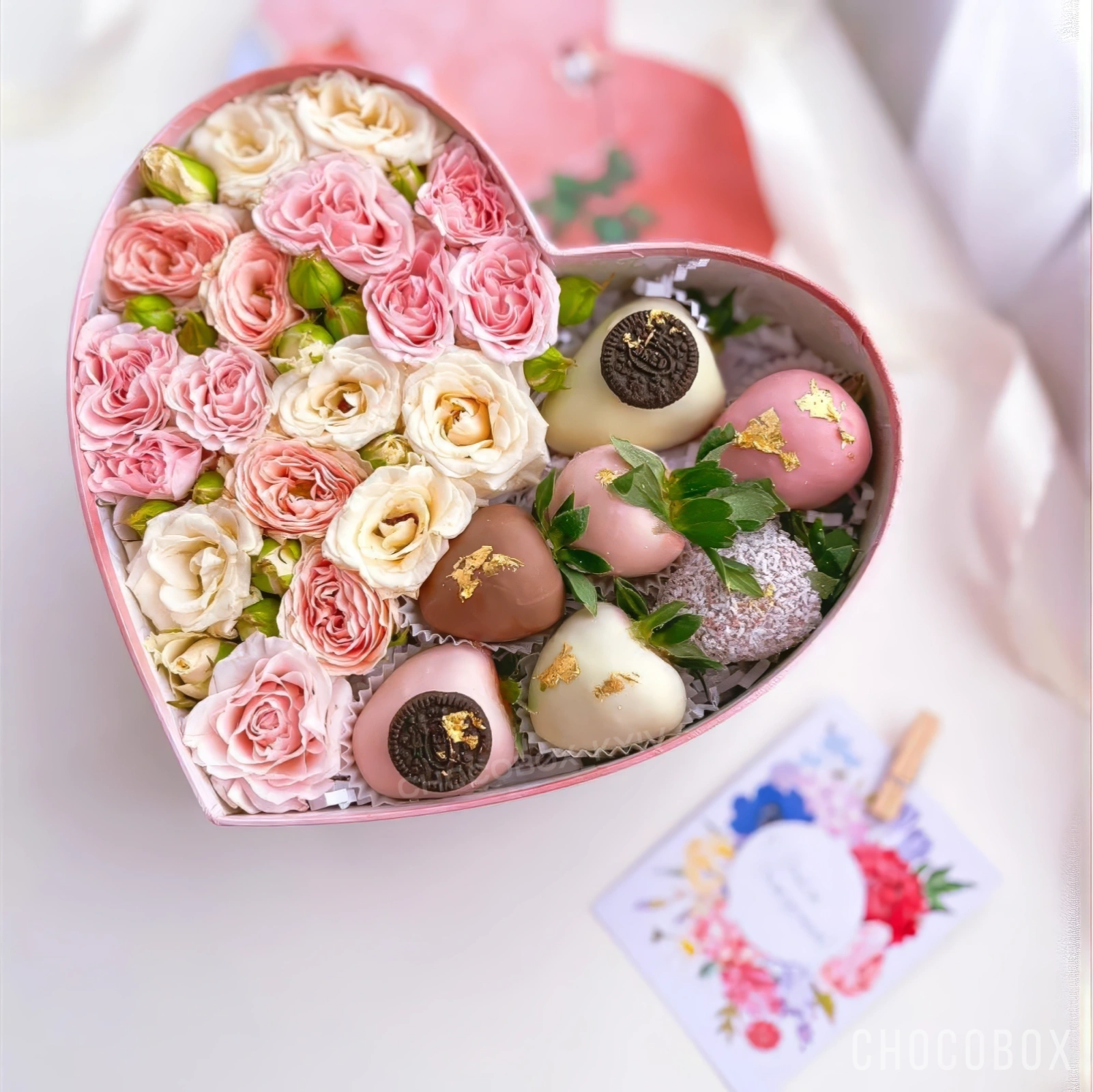 Бокс - сердце с клубникой в шоколаде и живыми цветами - CHOCOBOX