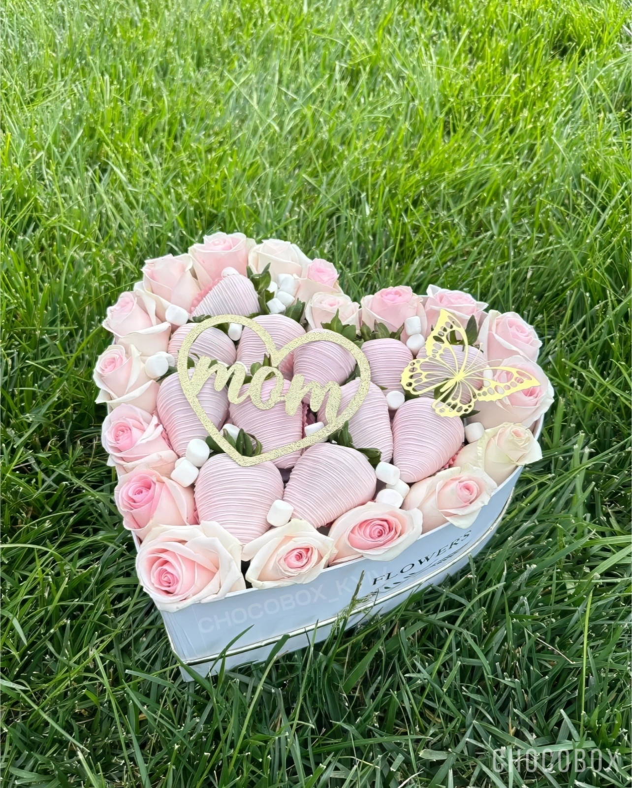 Бокс - сердце с клубникой в шоколаде и живыми цветами - CHOCOBOX