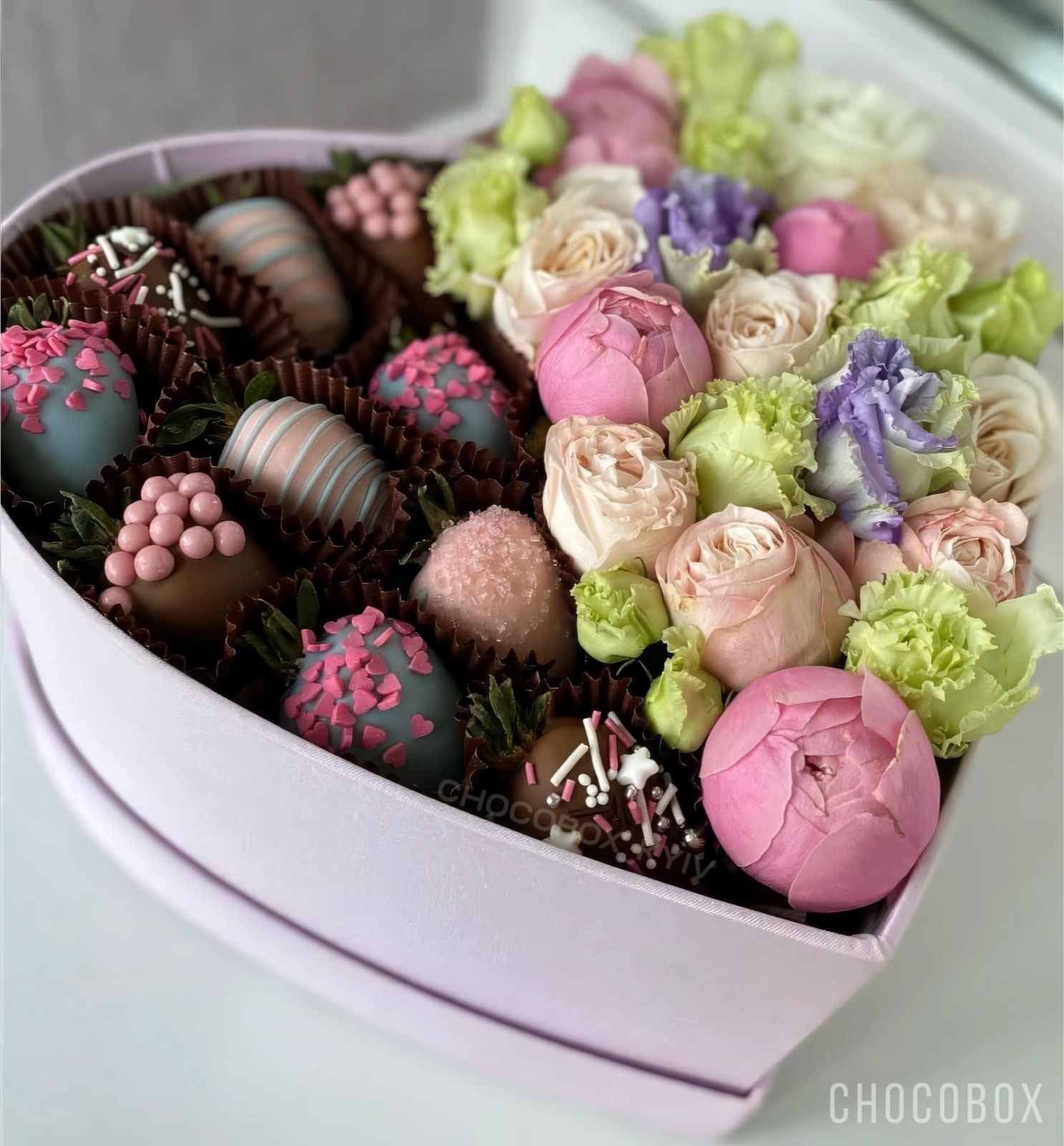 Бокс - сердце с клубникой в шоколаде и живыми цветами - CHOCOBOX